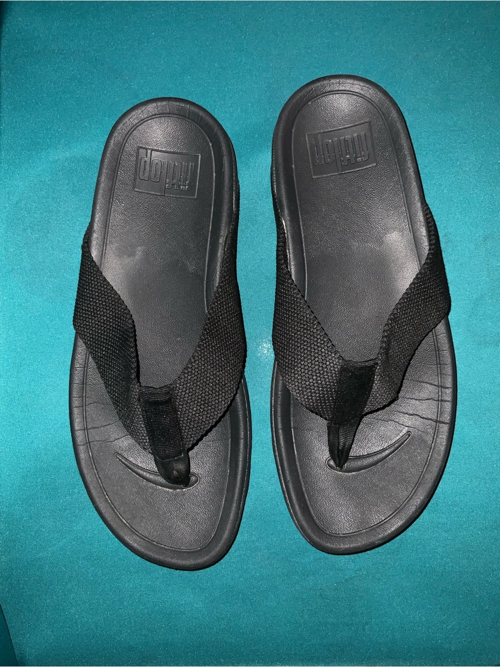 FITFLOP, MENS’ TOE-POST SANDALS, WIDE FOOT-HUGGING CANVAS/WEBBING FABRIC STRAPS